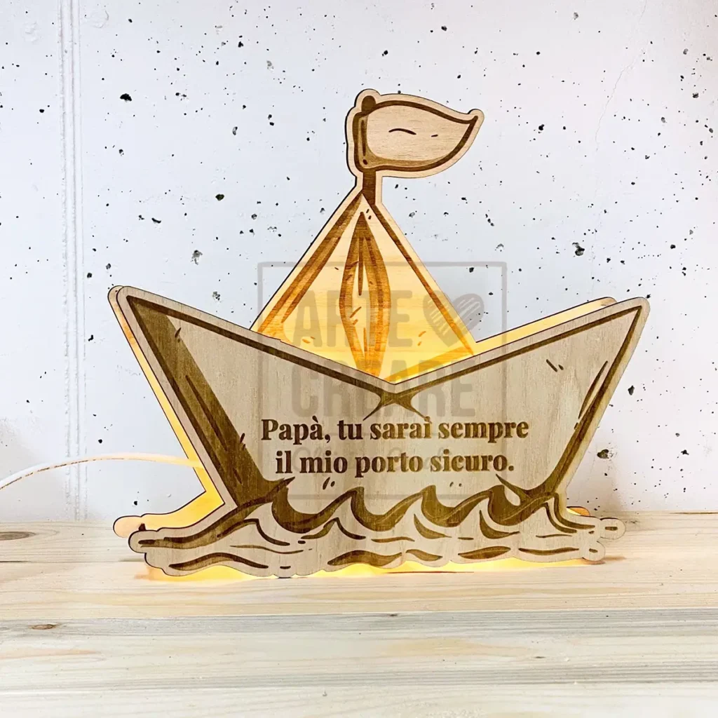 Regalo Festa del Papà: una lettera speciale e 10 idee regalo per il papà dei tuoi figli 2 Lampada Papà, Tu Sarai Sempre Il Mio Porto Sicuro. Realizzata In Legno Di Pioppo 27 Cm (1)