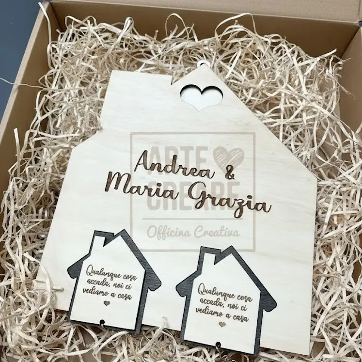 Dettaglio casetta portachiavi in legno per coppia o famiglia