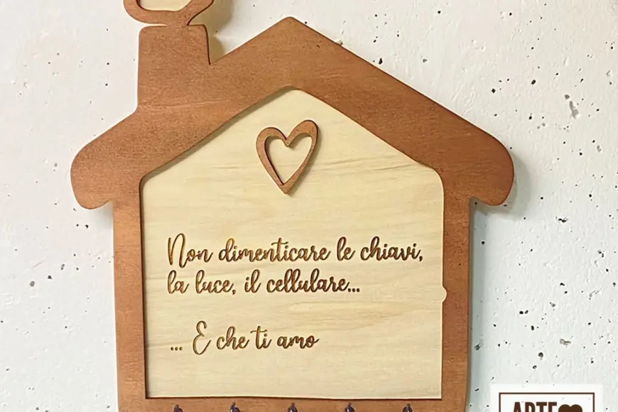 La Bellezza delle Casette Appendichiavi in Legno: Un Tocco di Eleganza e Funzionalità