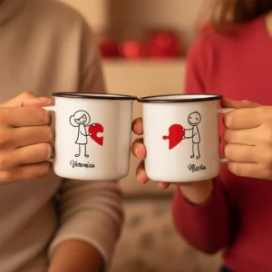 Immagine Lifestyle Romantica Di San Valentino Con Coppia Che Tiene Tazze In Ceramica Personalizzate, Metà Cuore